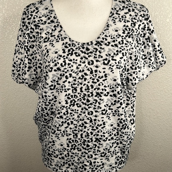 Kim & Cami Leopard White Black Gray Oversized Short Sleeve Top Size Small - Picture 2 of 6